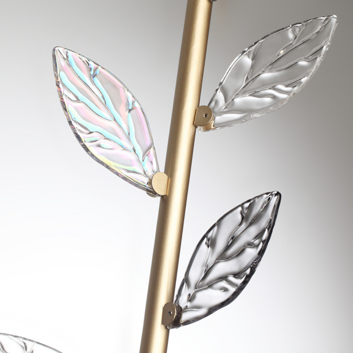 Бра с золотистой вертикальной трубкой и декоративными прозрачными листьями из стекла Sylva
