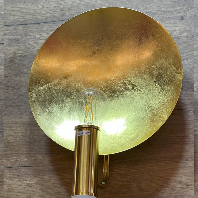 Бра с золотым круглым отражателем и открытой лампой Sun Glow Disc