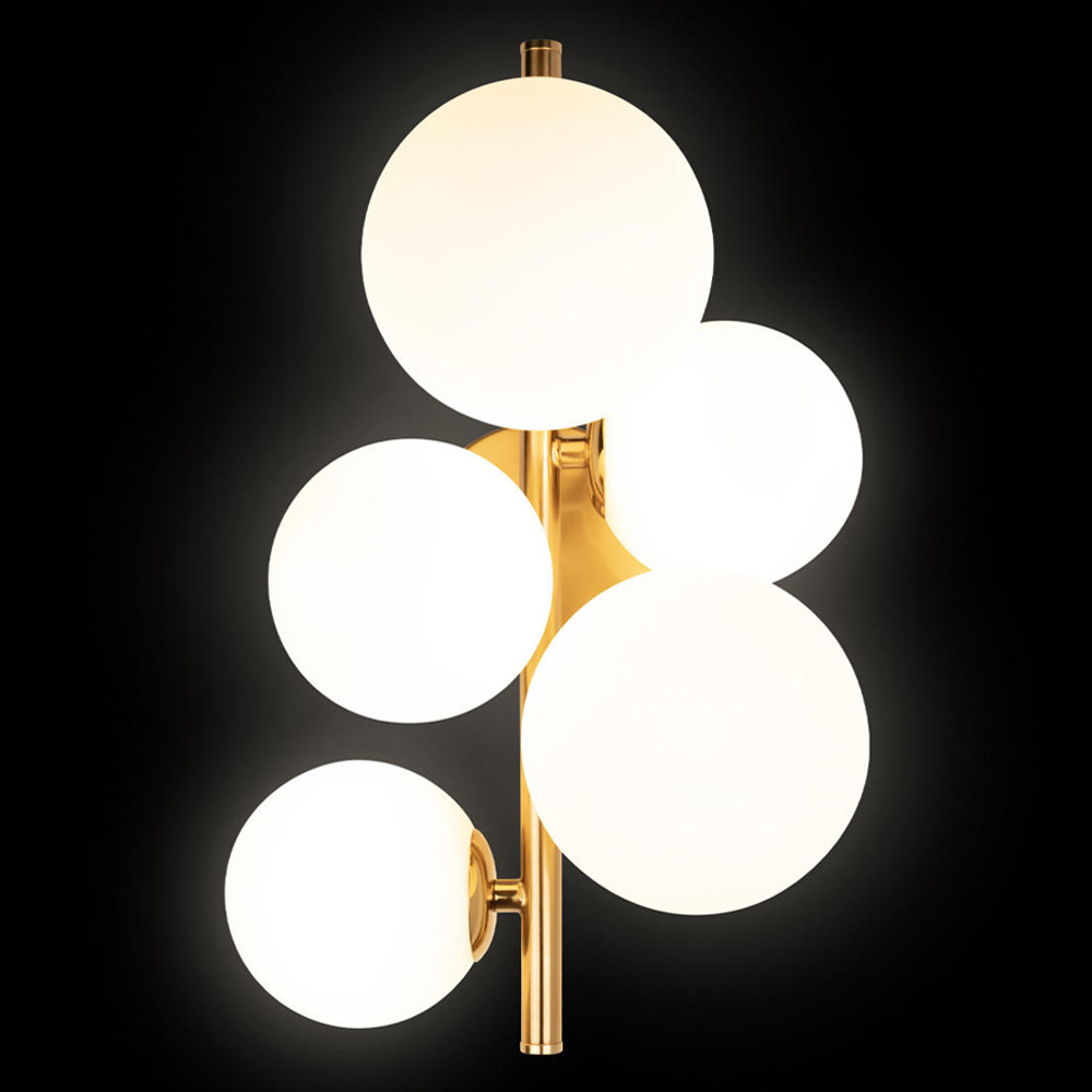 Бра с золотым основанием и 5-ю белыми шарообразными плафонами Bubble