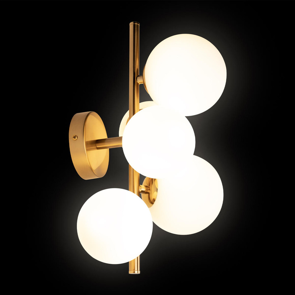 Бра с золотым основанием и 5-ю белыми шарообразными плафонами Bubble
