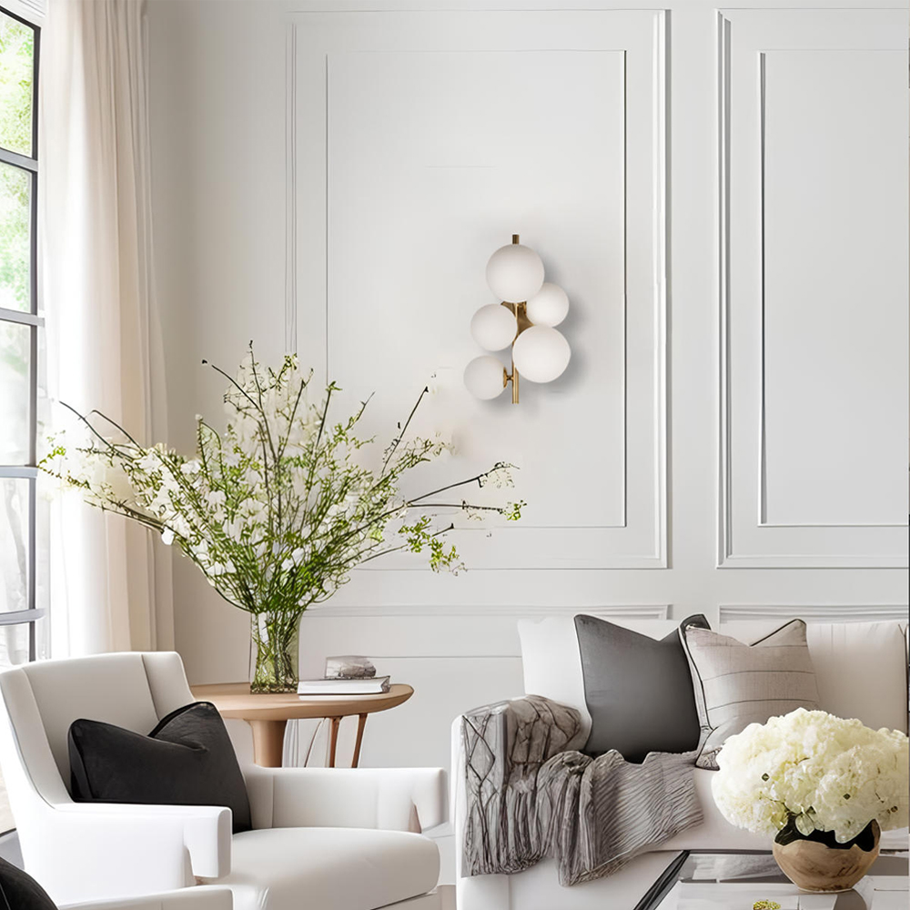 Бра с золотым основанием и 5-ю белыми шарообразными плафонами Bubble