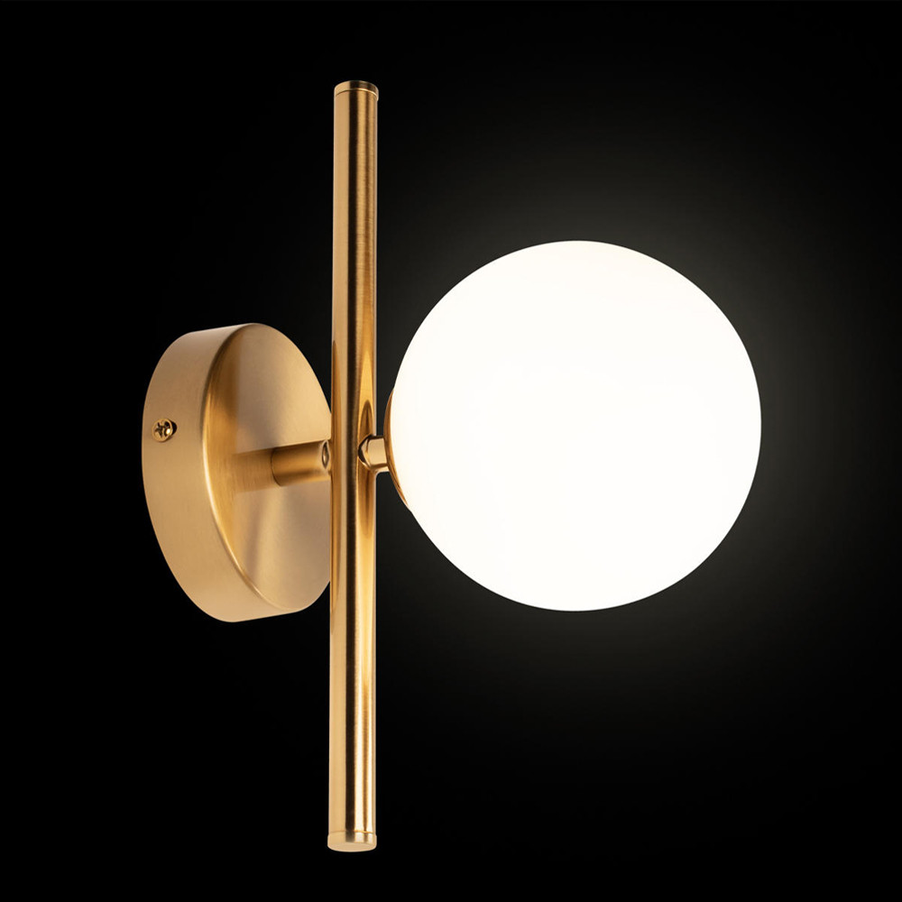 Бра с золотым основанием и белым плафоном в форме шара Bubble