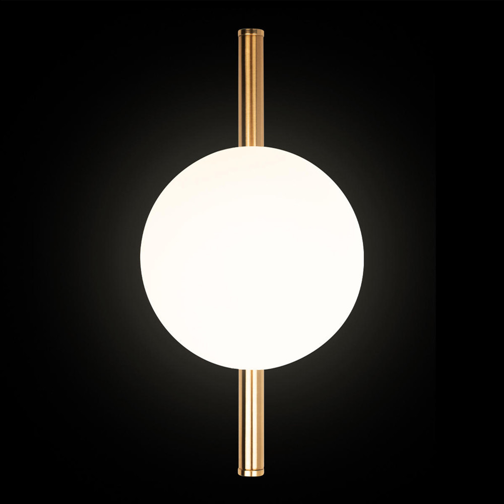 Бра с золотым основанием и белым плафоном в форме шара Bubble