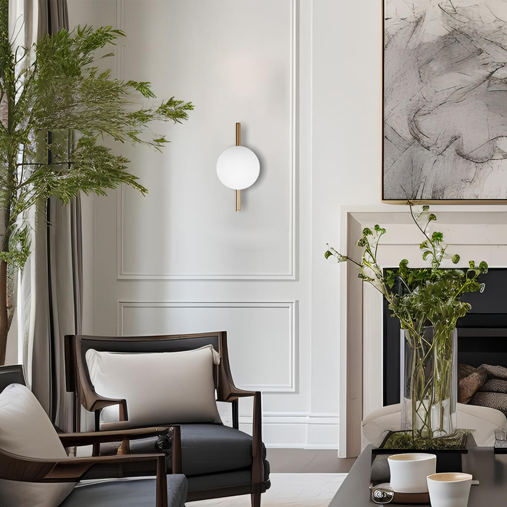 Бра с золотым основанием и белым плафоном в форме шара Bubble