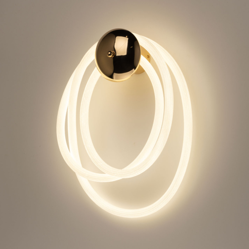 Бра с круглым золотистым основанием и белыми изогнутыми световыми линиями Luke Lampco Tracer Lamp