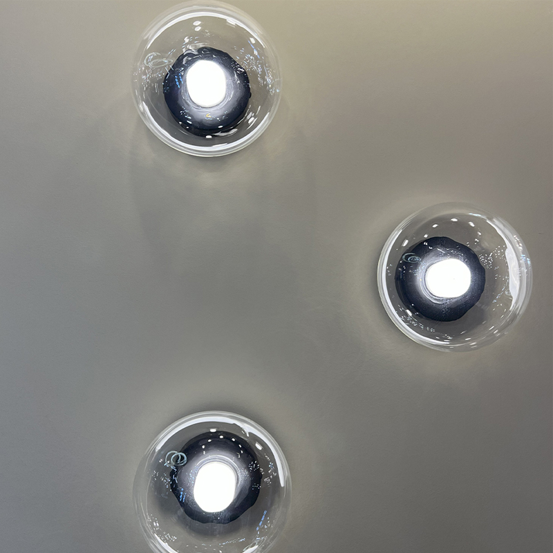 Бра с куполообразным плафоном и черным металлическим основанием Flos Wireline Lighting