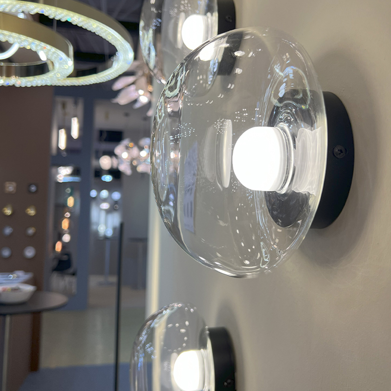 Бра с куполообразным плафоном и черным металлическим основанием Flos Wireline Lighting