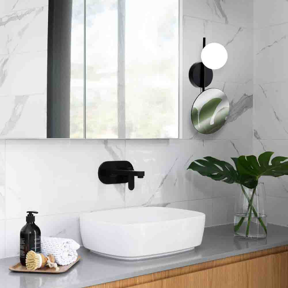 Бра с матовым плафоном в форме шара и зеркальной плоской панелью Lunar Echo