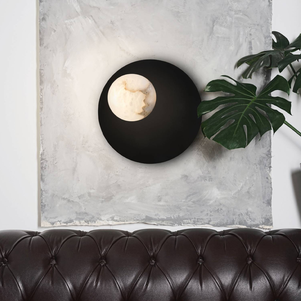 Бра с овальным основанием золотого цвета  и плафоном из алебастра Shaw Lighting