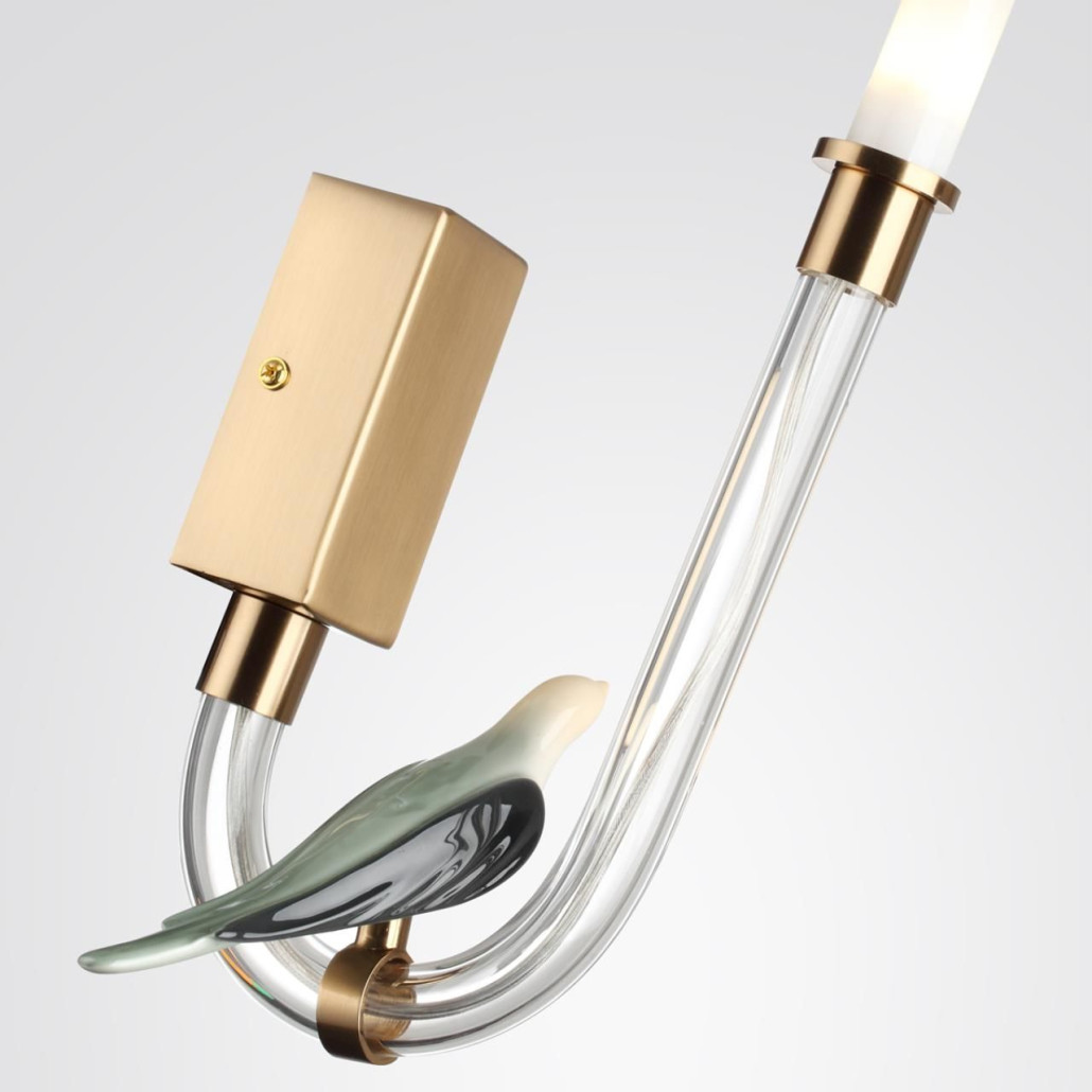 Бра с прозрачной изогнутой трубкой и декоративной фигуркой птицы Ganthea
