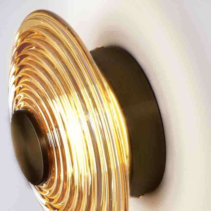 Бра с рельефным круглым плафоном янтарного цвета Savio Glass Disc Light