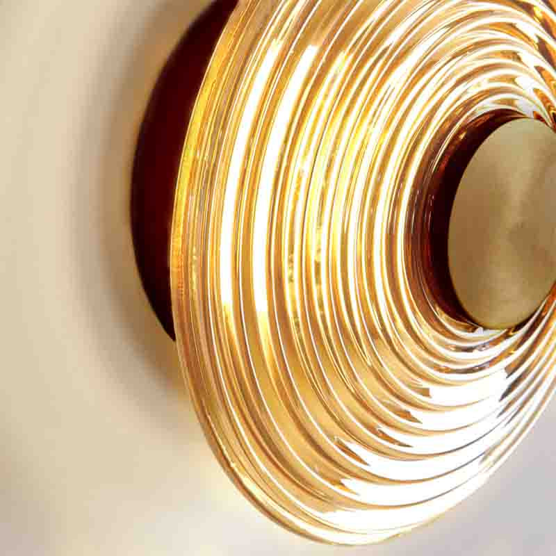 Бра с рельефным круглым плафоном янтарного цвета Savio Glass Disc Light