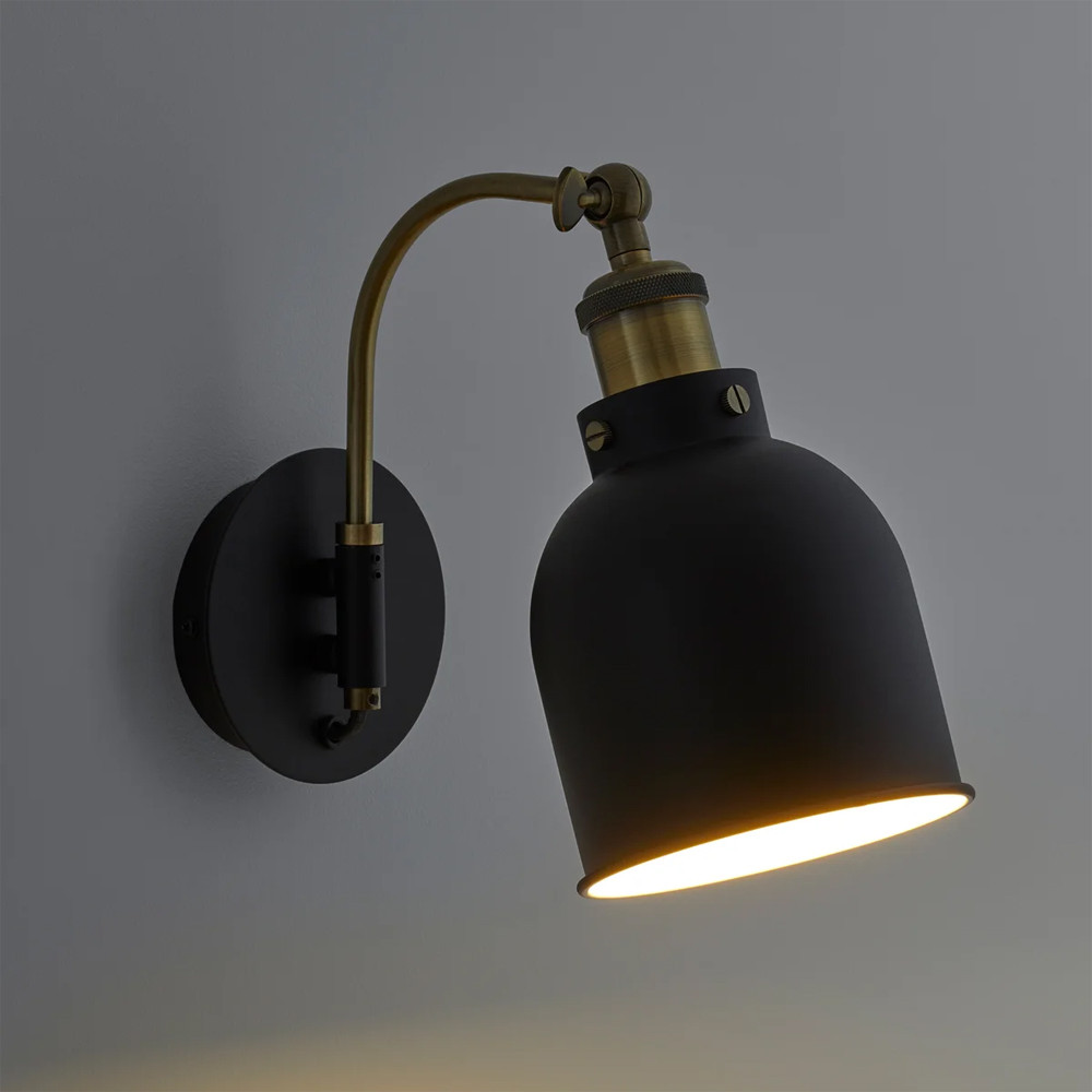 Бра с черным плафоном из металла Roomsy