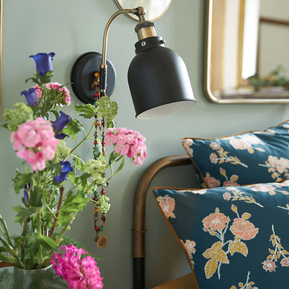 Бра с черным плафоном из металла Roomsy