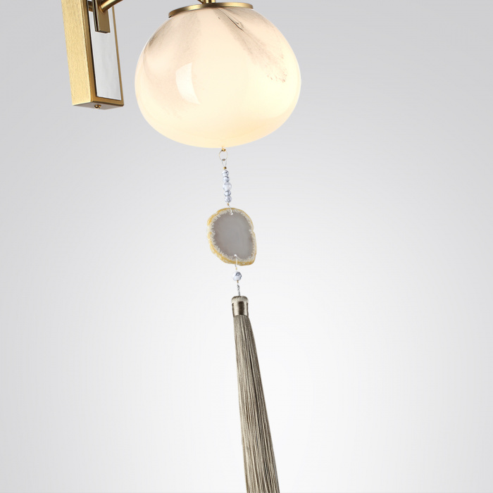 Бра с шарообразным плафоном из белого стекла с подвеской из камня Agatelle