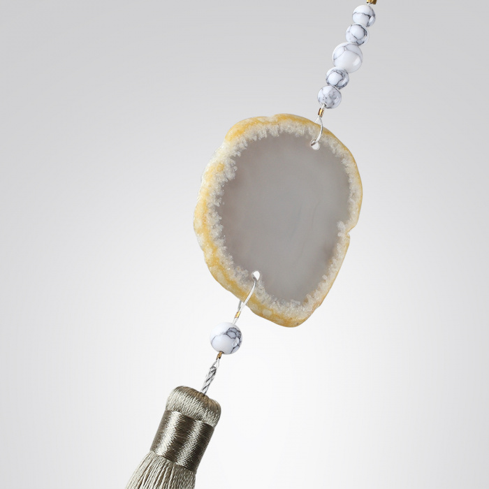 Бра с шарообразным плафоном из белого стекла с подвеской из камня Agatelle