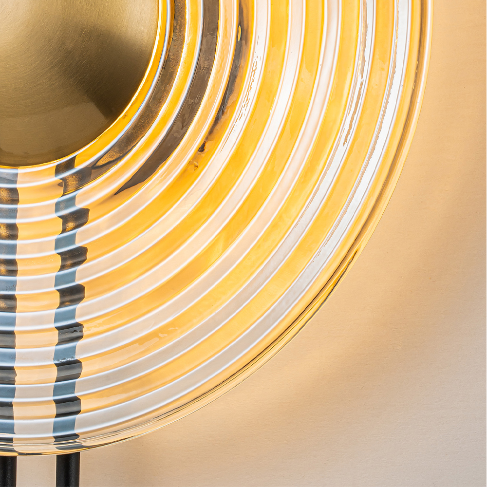 Бра с янтарным стеклянным диском и золотистыми акцентами Savio Glass Disc