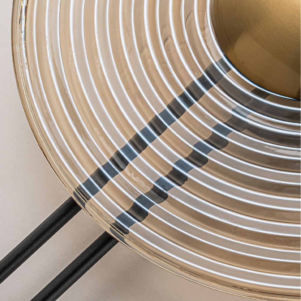 Бра с янтарным стеклянным диском и золотистыми акцентами Savio Glass Disc