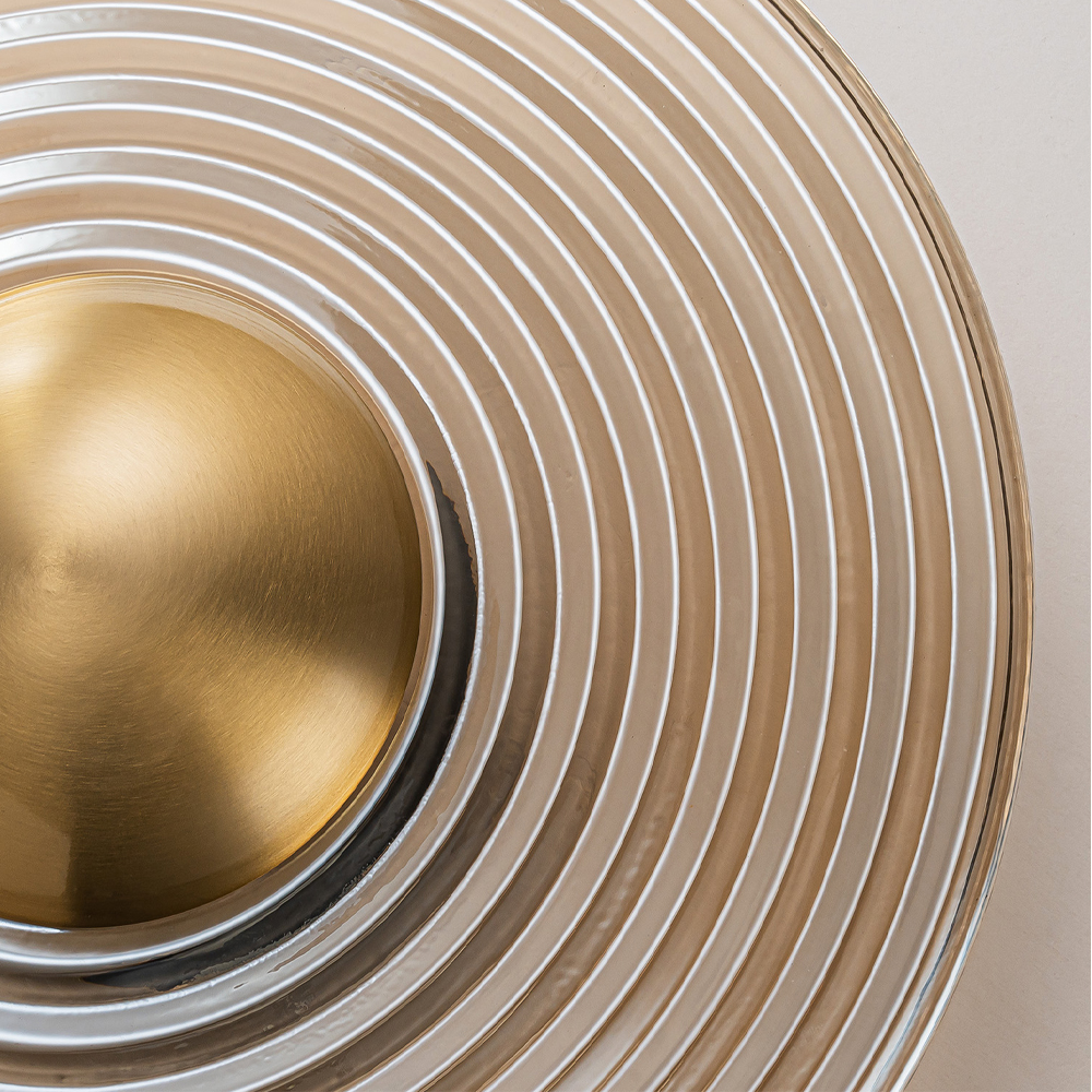 Бра с янтарным стеклянным диском и золотистыми акцентами Savio Glass Disc