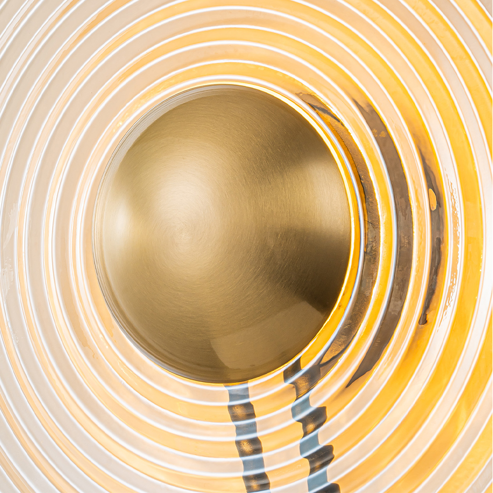 Бра с янтарным стеклянным диском и золотистыми акцентами Savio Glass Disc