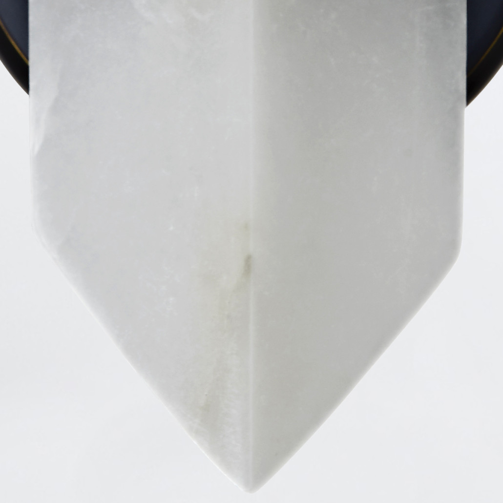 Бра черного цвета металлическое с вертикальным плафоном из алебстра Alora