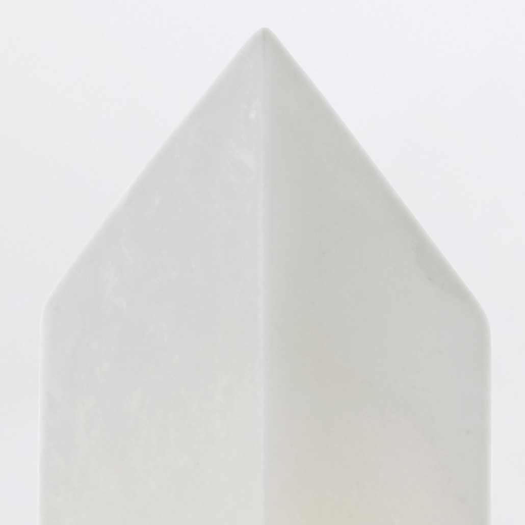 Бра черного цвета металлическое с вертикальным плафоном из алебстра Alora