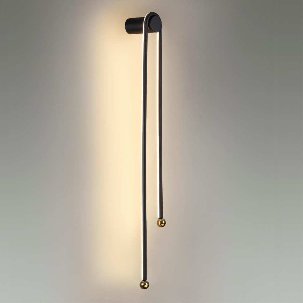 Бра черного цвета с изогнутым плафоном Luke Lampco Tracer Lamp