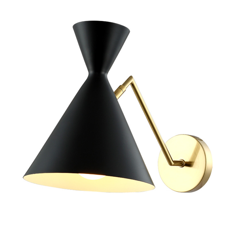 Бра черного цвета с конусообразным плафоном на золотом основании Loft Metal