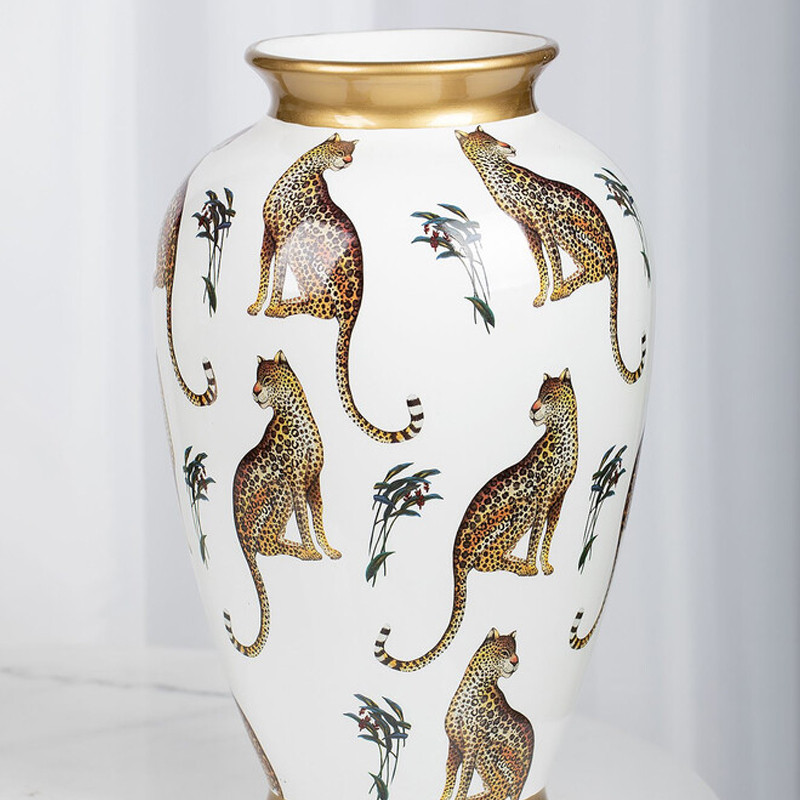 Ваза белая овальная с рисунком леопардов и золотыми акцентами LEOPARD Collection