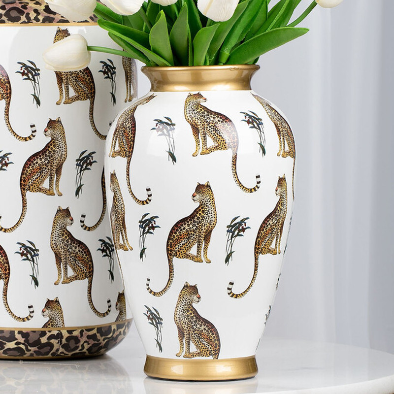 Ваза белая овальная с рисунком леопардов и золотыми акцентами LEOPARD Collection