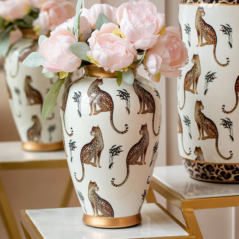 Ваза белая овальная с рисунком леопардов и золотыми акцентами LEOPARD Collection