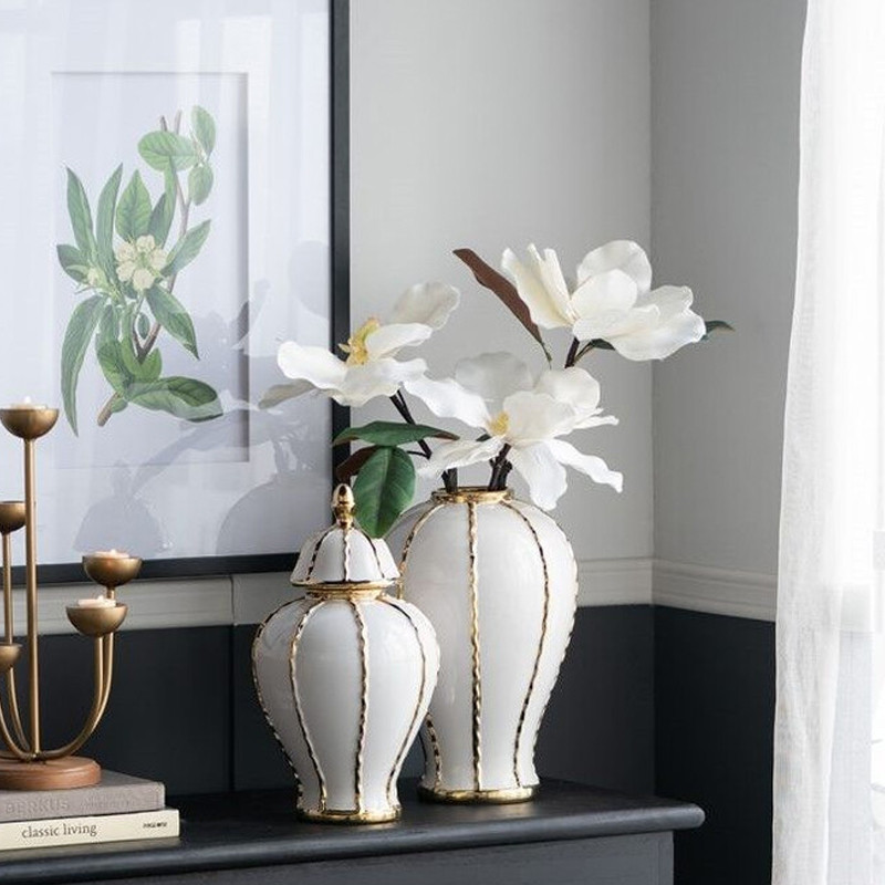 Ваза белая с крышкой и золотистыми вертикальными полосками Chinoiserie Ceramics