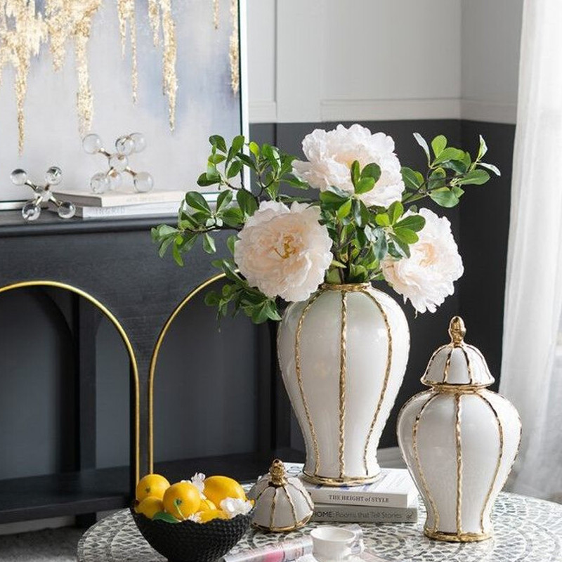 Ваза белая с крышкой и золотистыми вертикальными полосками Chinoiserie Ceramics