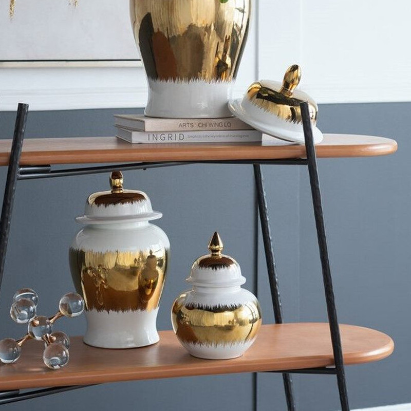 Ваза белая с крышкой и золотистыми фрагментами Chinoiserie Ceramics