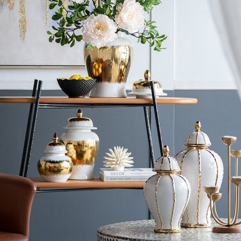 Ваза белая с крышкой и золотистыми фрагментами Chinoiserie Ceramics