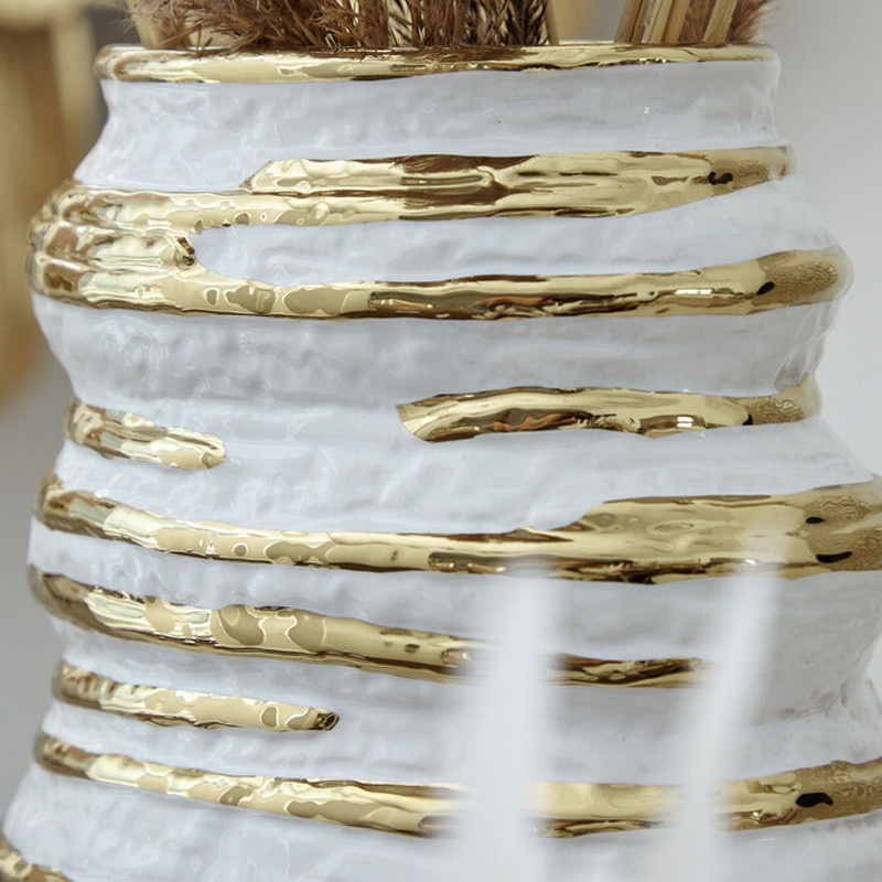 Ваза белая с рельефной поверхностью и золотыми полосами Vase Beehive