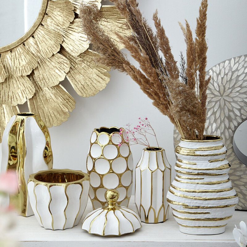 Ваза белая с рельефной поверхностью и золотыми полосами Vase Beehive