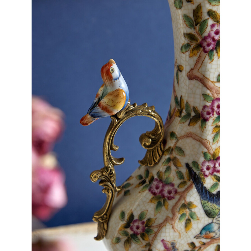 Ваза белого цвета из фарфора с цветочным рисунком и бронзовыми ручками с фигурками птиц Eden Garden porcelain and bronze