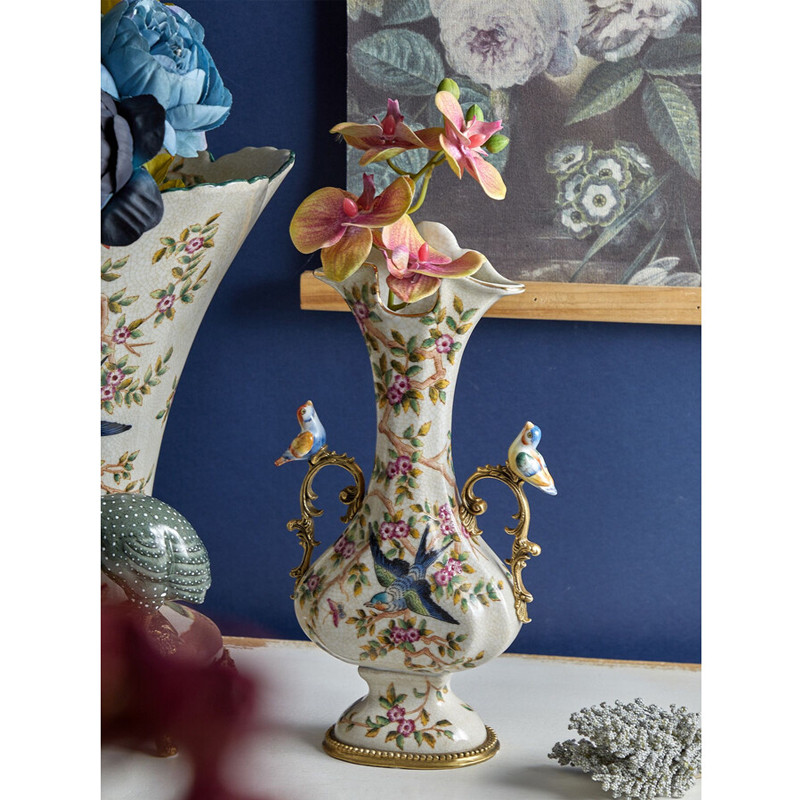 Ваза белого цвета из фарфора с цветочным рисунком и бронзовыми ручками с фигурками птиц Eden Garden porcelain and bronze