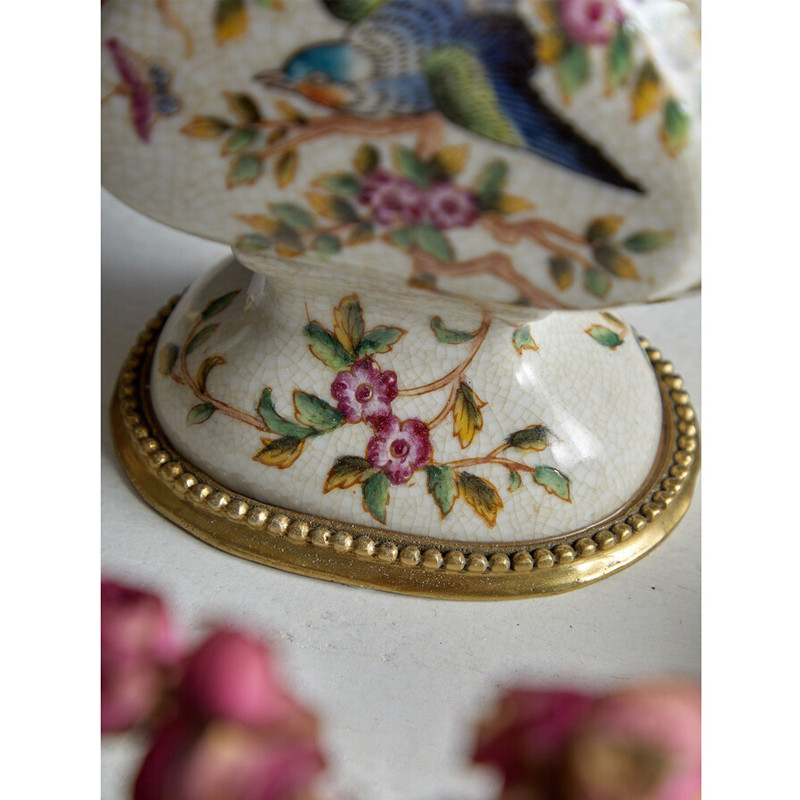 Ваза белого цвета из фарфора с цветочным рисунком и бронзовыми ручками с фигурками птиц Eden Garden porcelain and bronze