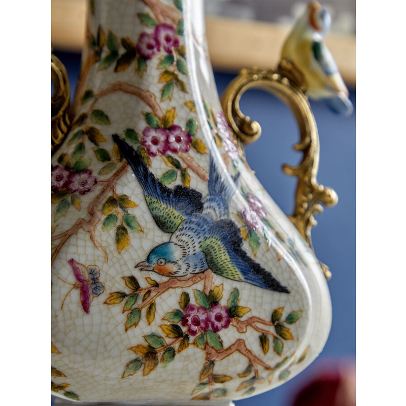 Ваза белого цвета из фарфора с цветочным рисунком и бронзовыми ручками с фигурками птиц Eden Garden porcelain and bronze