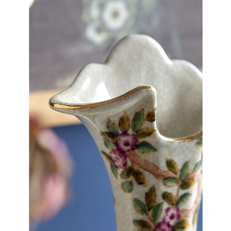 Ваза белого цвета из фарфора с цветочным рисунком и бронзовыми ручками с фигурками птиц Eden Garden porcelain and bronze
