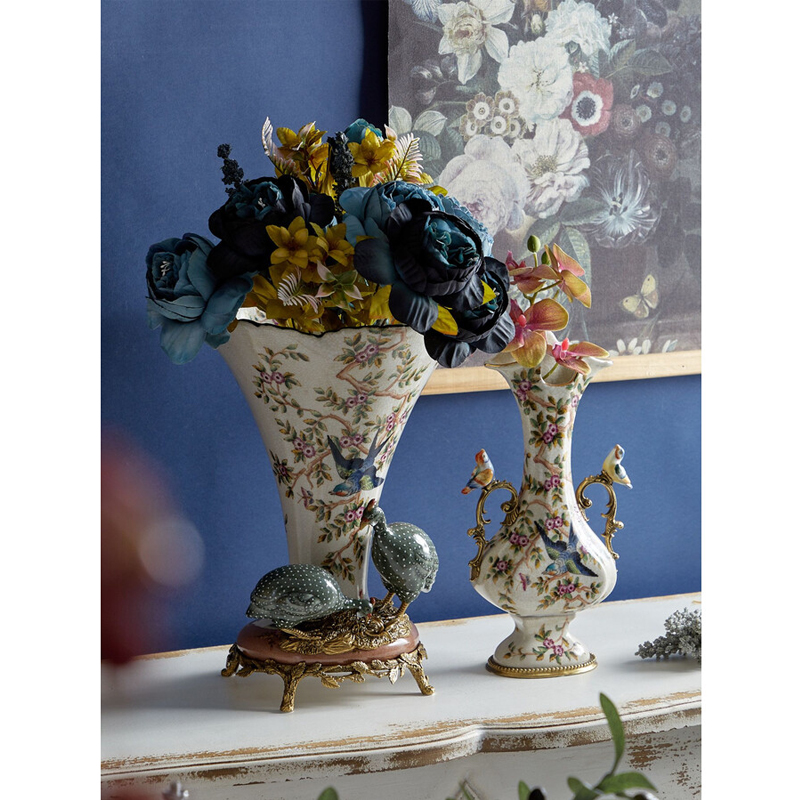 Ваза белого цвета из фарфора с цветочным рисунком и бронзовыми ручками с фигурками птиц Eden Garden porcelain and bronze