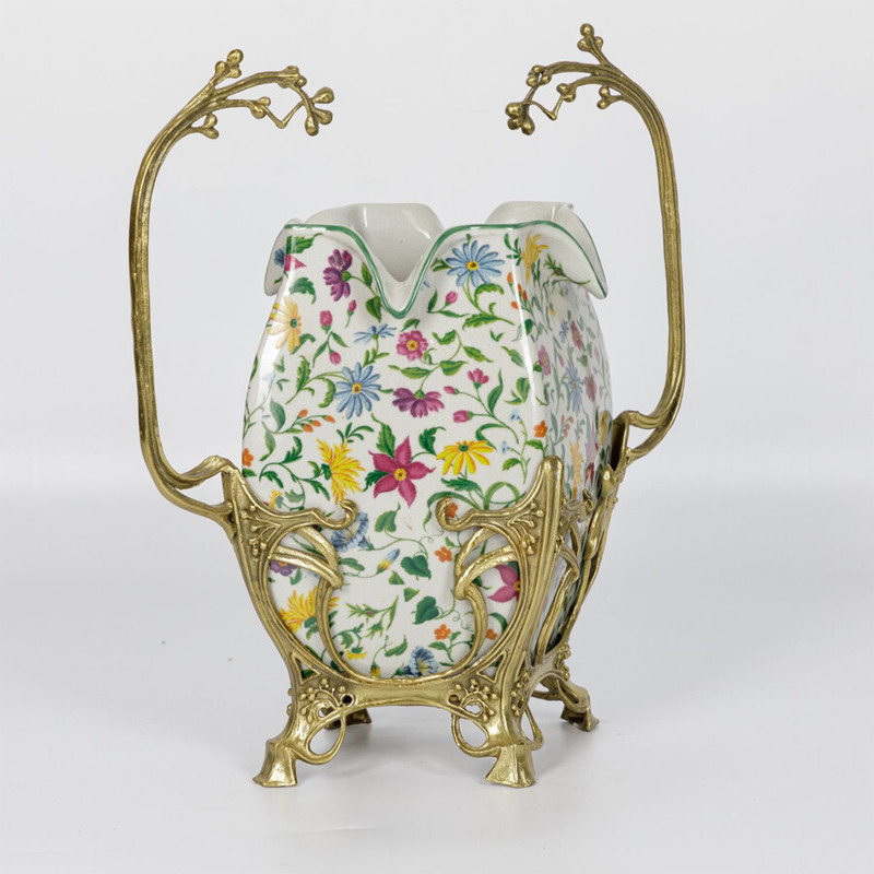 Ваза белого цвета из фарфора с ярким цветочным узором и бронзовыми ручками в виде ветвей Eden Garden porcelain and bronzeм