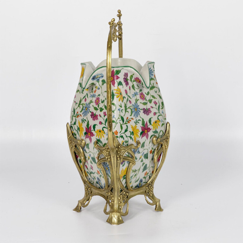 Ваза белого цвета из фарфора с ярким цветочным узором и бронзовыми ручками в виде ветвей Eden Garden porcelain and bronzeм