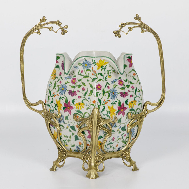Ваза белого цвета из фарфора с ярким цветочным узором и бронзовыми ручками в виде ветвей Eden Garden porcelain and bronzeм