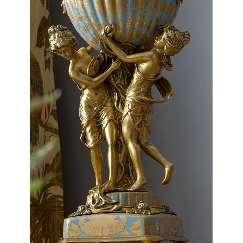 Ваза голубого цвета из фарфора с золотым растительным орнаментом и бронзовыми фигурками женщин Eden Garden porcelain and bronze