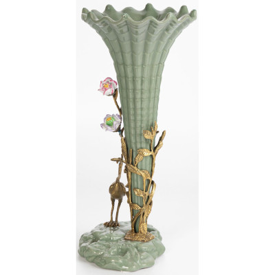 Ваза зеленая фарфоровая с волнистым краем с бронзовой фигуркой журавля Eden Garden