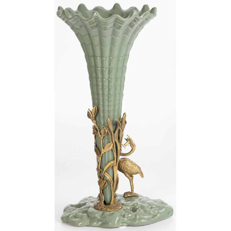 Ваза зеленая фарфоровая с волнистым краем с бронзовой фигуркой журавля Eden Garden
