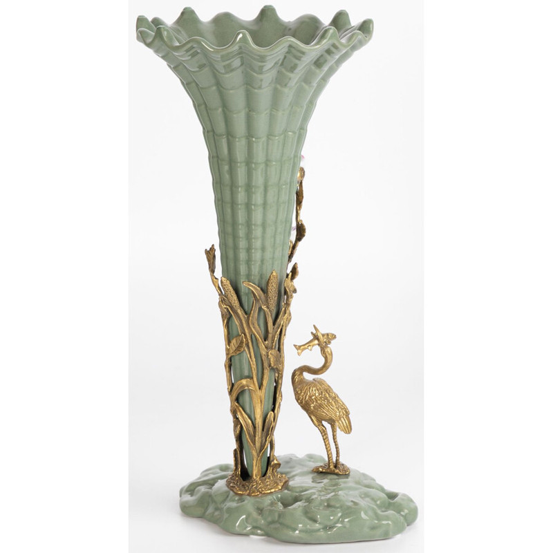 Ваза зеленая фарфоровая с волнистым краем с бронзовой фигуркой журавля Eden Garden